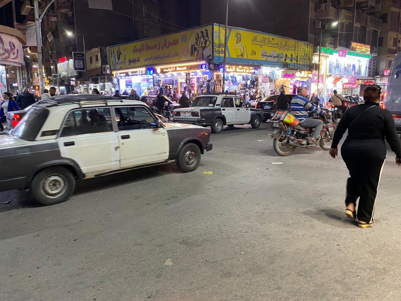 تكدس الشارع بسبب المعرض