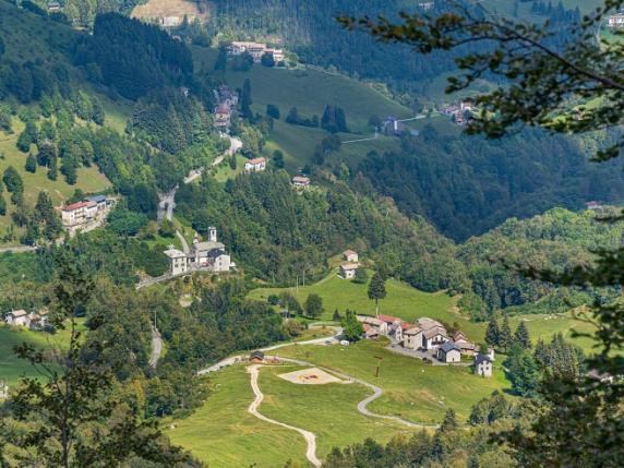 قرية مورتيروني الإيطالية 