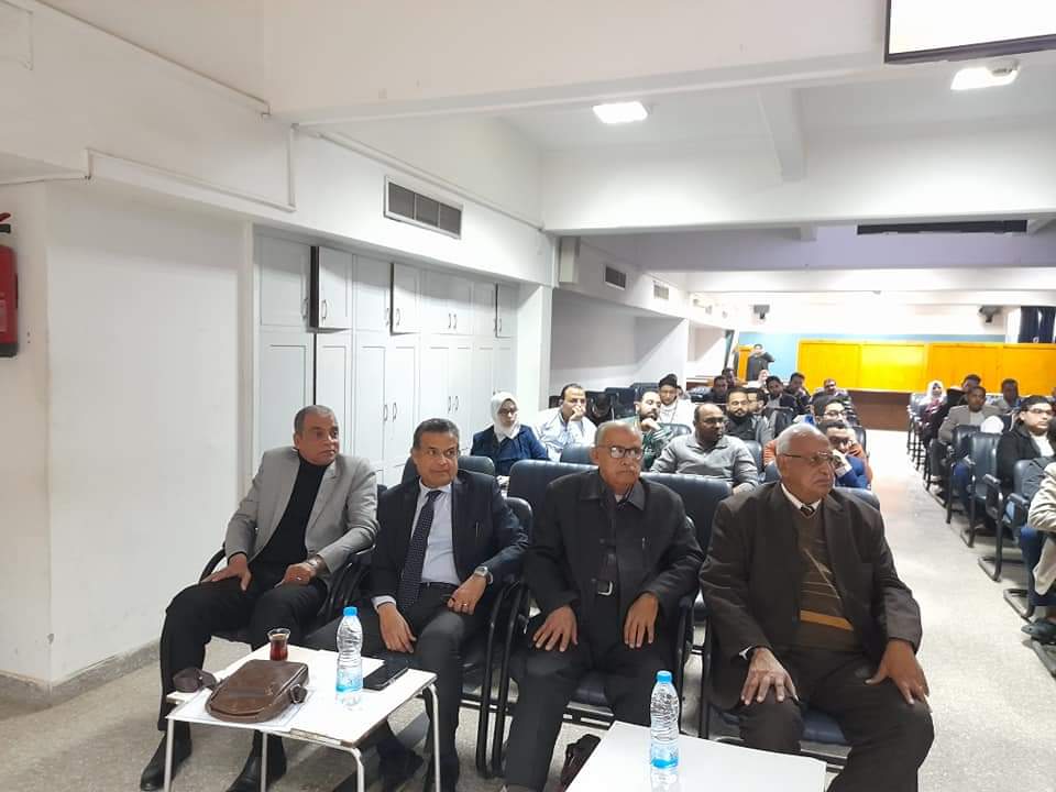 جانب من ضيوف الندوة