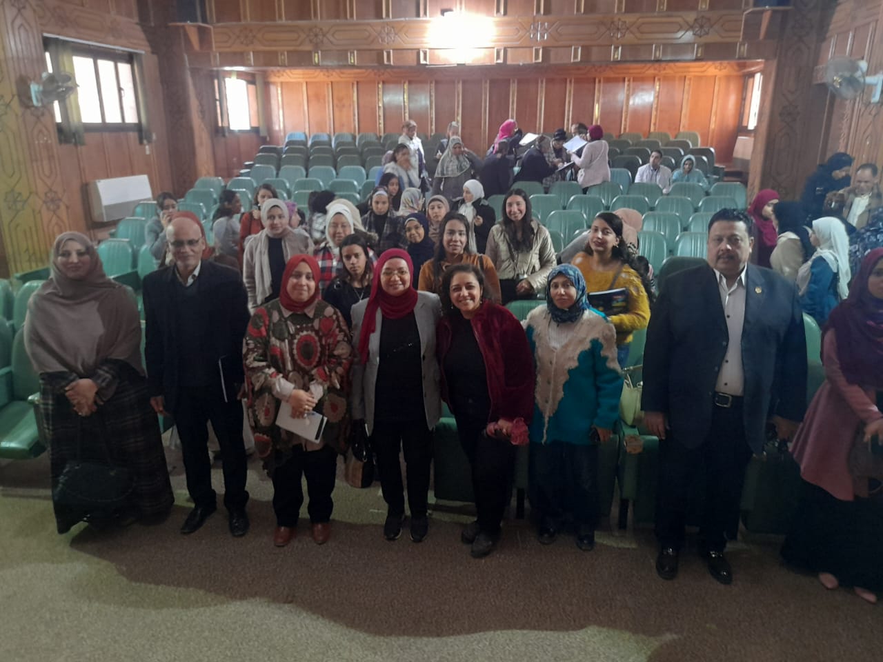 جانب من ضيوف الندوة