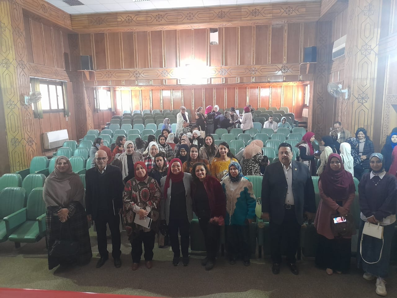 جانب من ضيوف الندوة