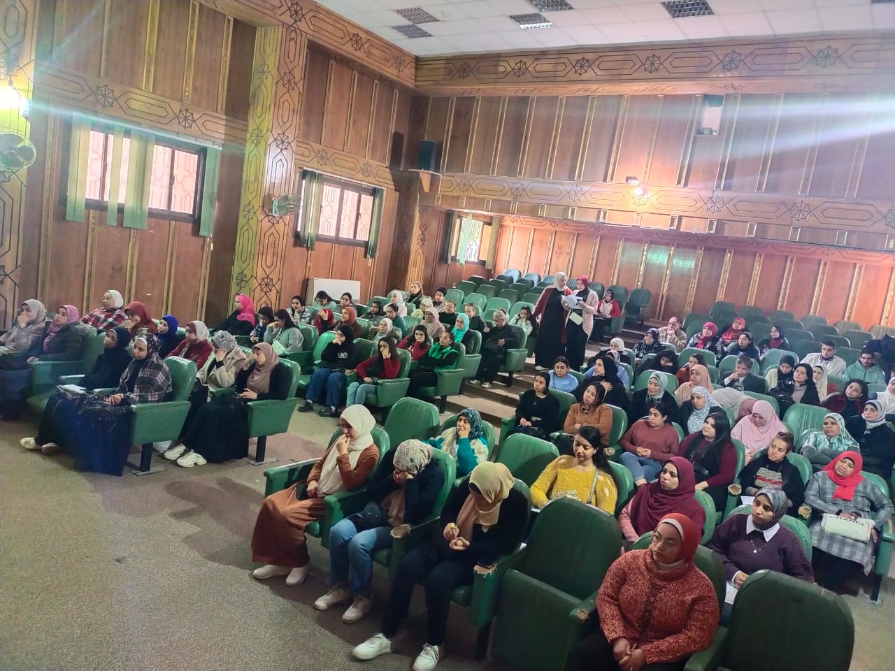 جانب من ضيوف الندوة