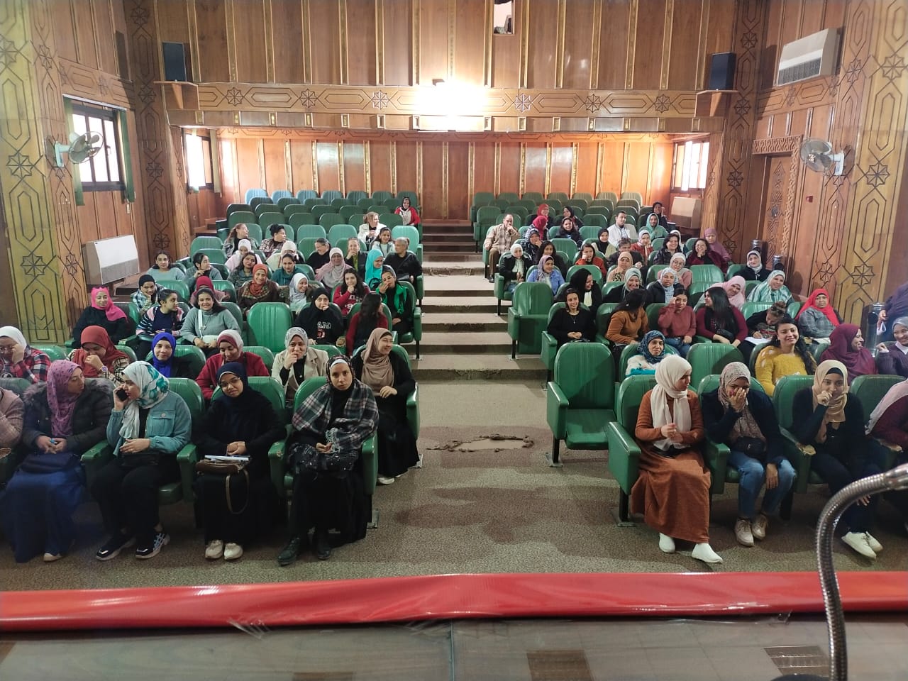 جانب من ضيوف الندوة