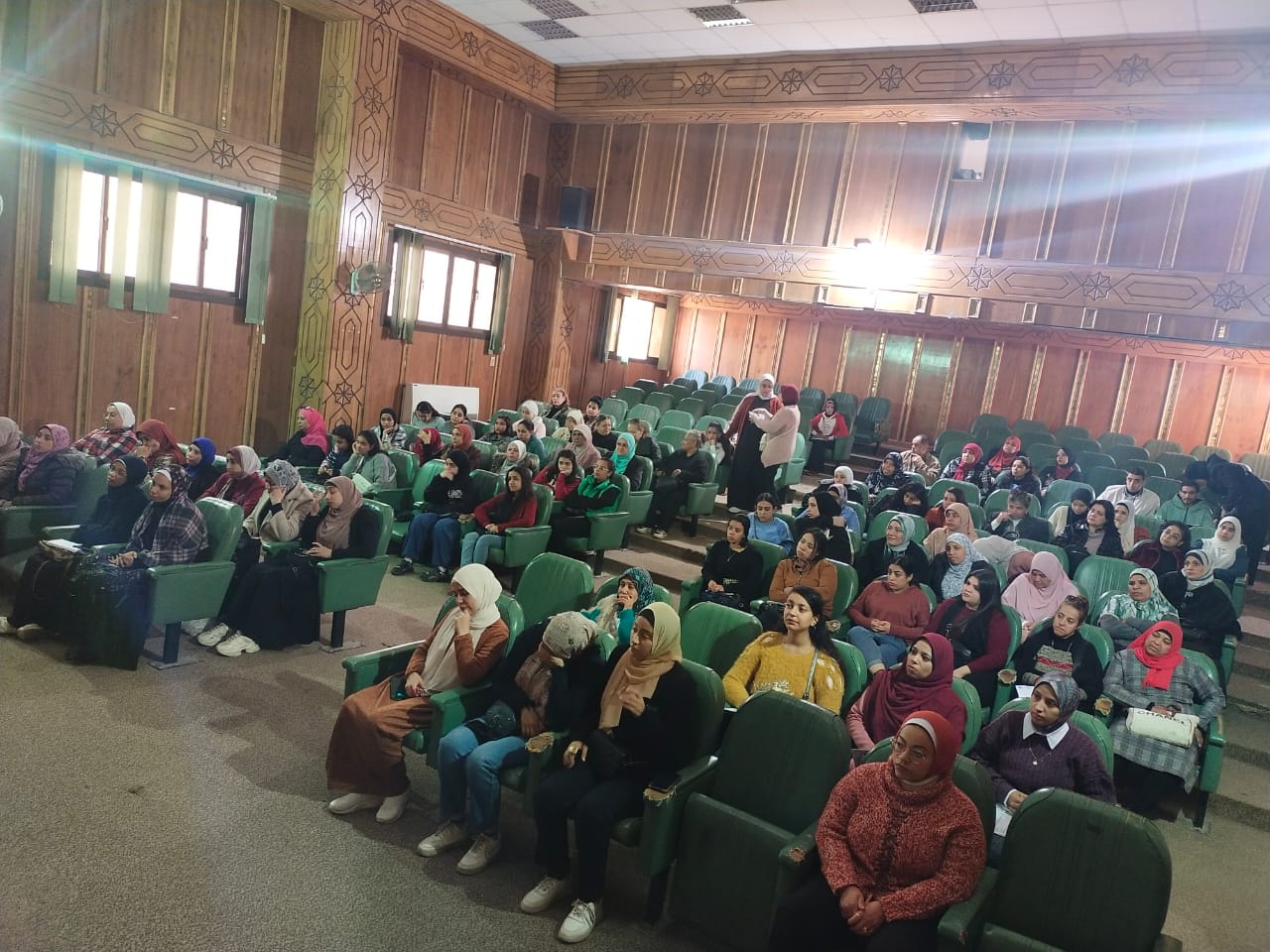 جانب من ضيوف الندوة