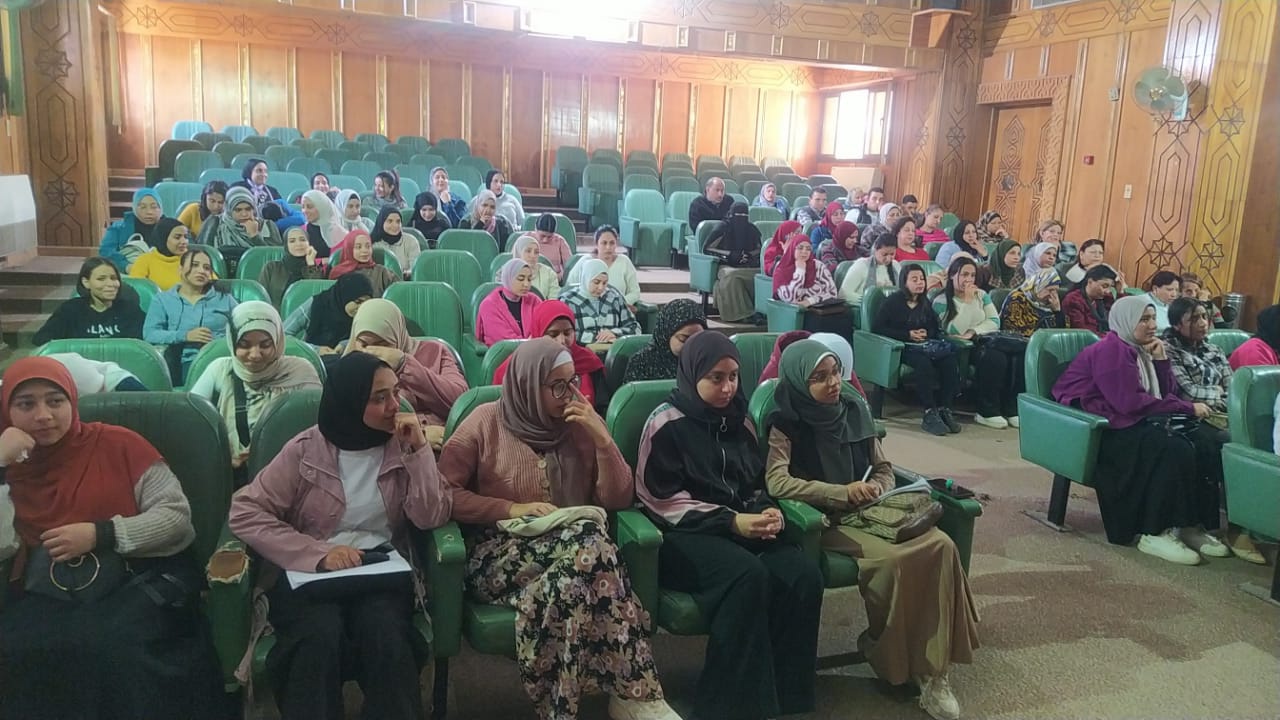 جانب من ضيوف الندوة 