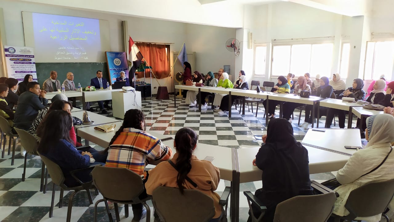 جانب من ضيوف الندوة 