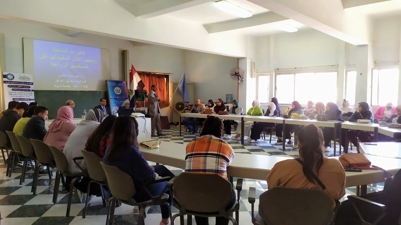 جانب من ضيوف الندوة 