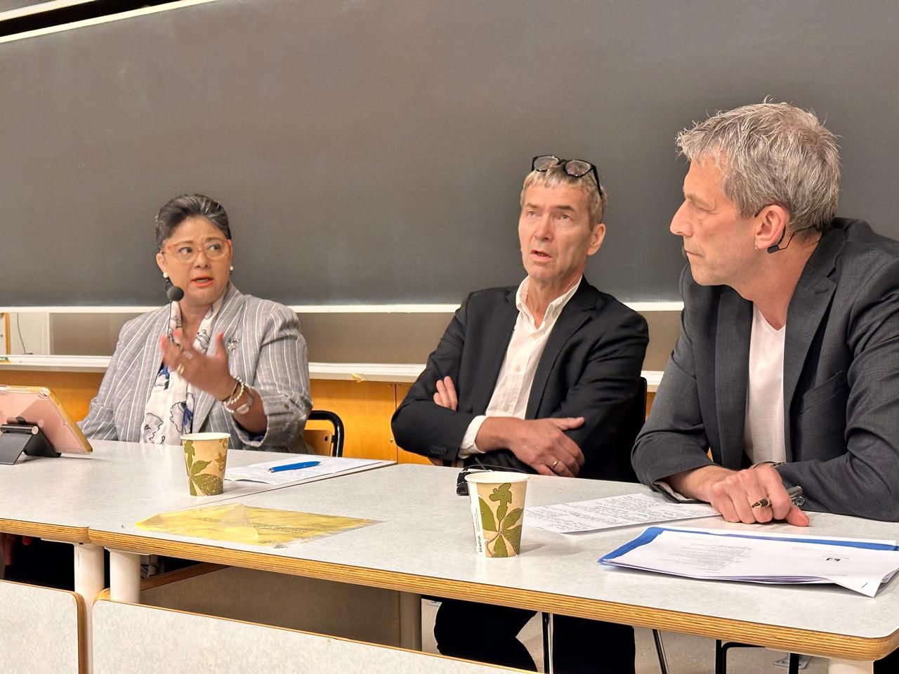 d6d33249-3c93-4e2d-b09f-3e89f2b3e5e0