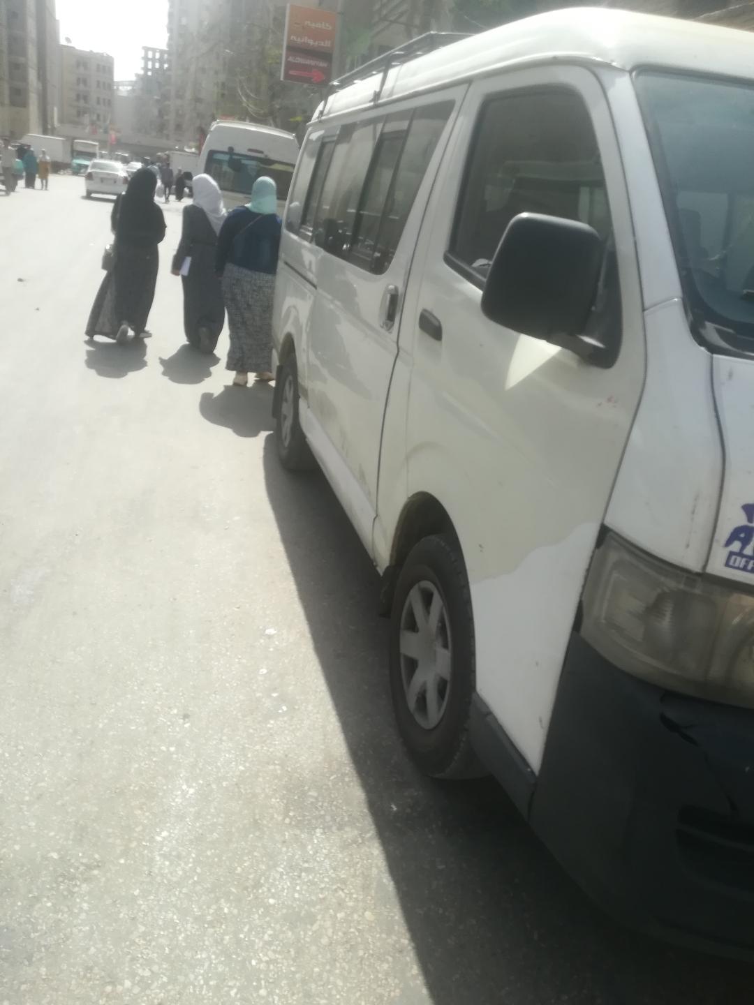 سيارات تقف بعيدا عن الموقف