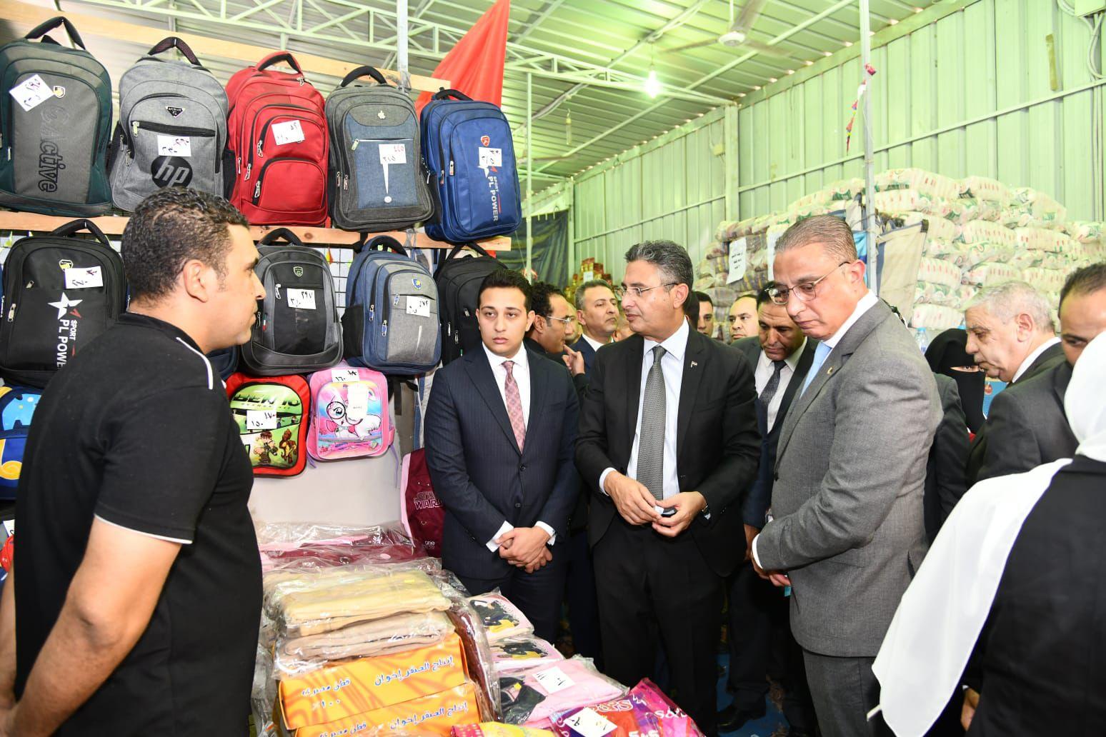 وزير التموين ومحافظ الفيوم فى معرض اهلا مدارس
