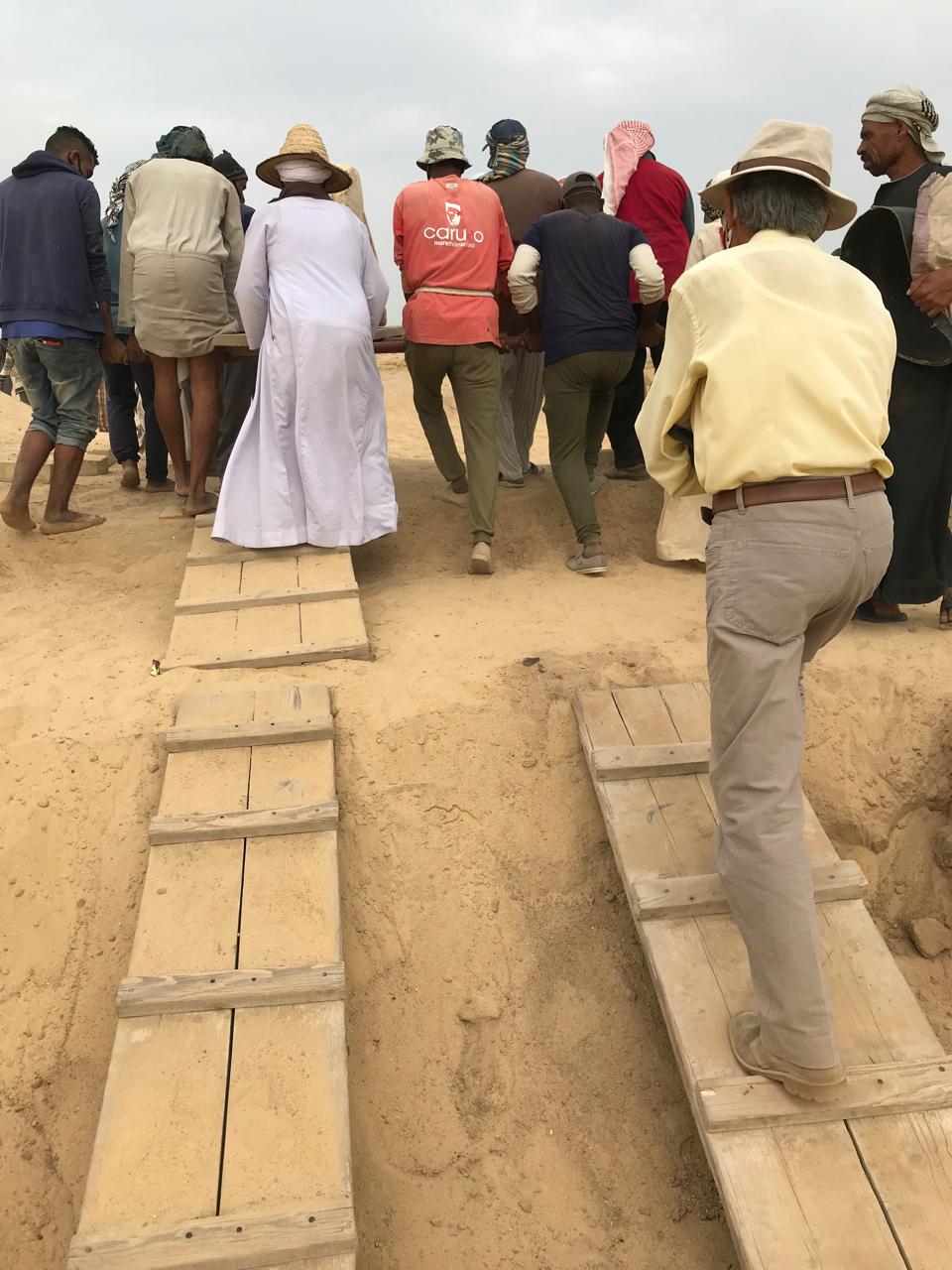 الدكتور كلاوديو جالاتسى يشرف على العمل