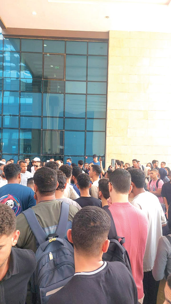 تجمهر الأهالي والطلاب أمام الإدارة
