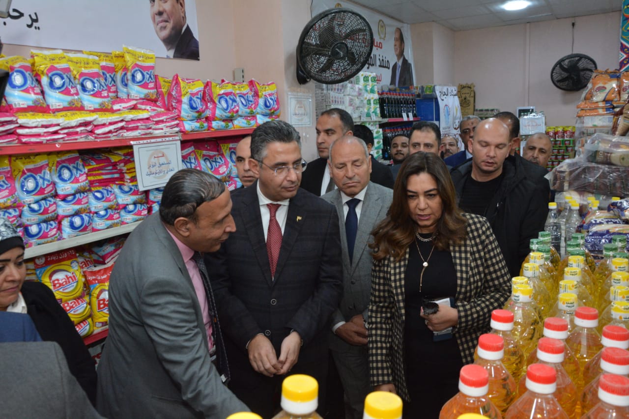وزراء التموين والتجارة الداخلية والتنمية المحلية ومحافظ القاهرة يفتتحون "سوق اليوم الواحد" بالقاهرة 10 964