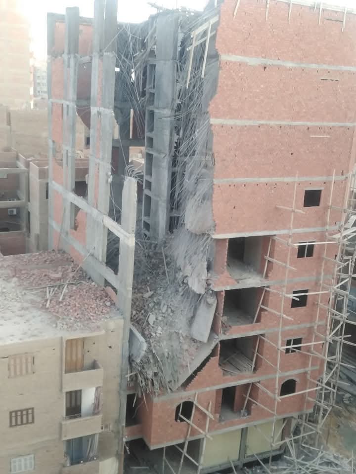 انقسم نصين.. انهيار برج سكني من 12 طابق تحت الإنشاء بأسيوط 