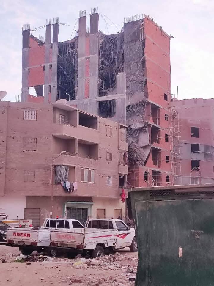 انقسم نصين.. انهيار برج سكني من 12 طابق تحت الإنشاء بأسيوط 