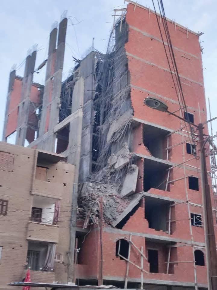 انقسم نصين.. انهيار برج سكني من 12 طابق تحت الإنشاء بأسيوط 