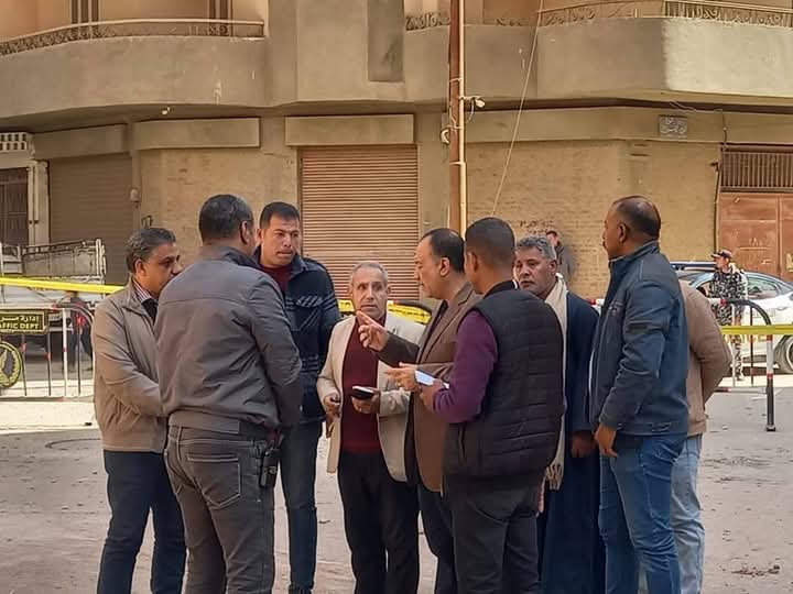 محافظ أسيوط يعاين عقارالمعلمين المنهار ويأمر بتشكيل لجنة هندسية 