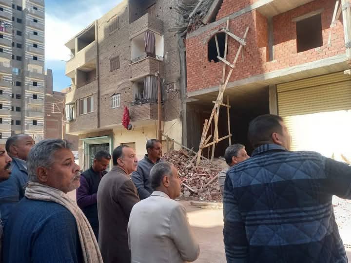 محافظ أسيوط يعاين عقارالمعلمين المنهار ويأمر بتشكيل لجنة هندسية 