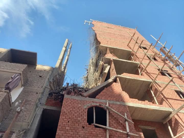محافظ أسيوط يعاين عقارالمعلمين المنهار ويأمر بتشكيل لجنة هندسية 