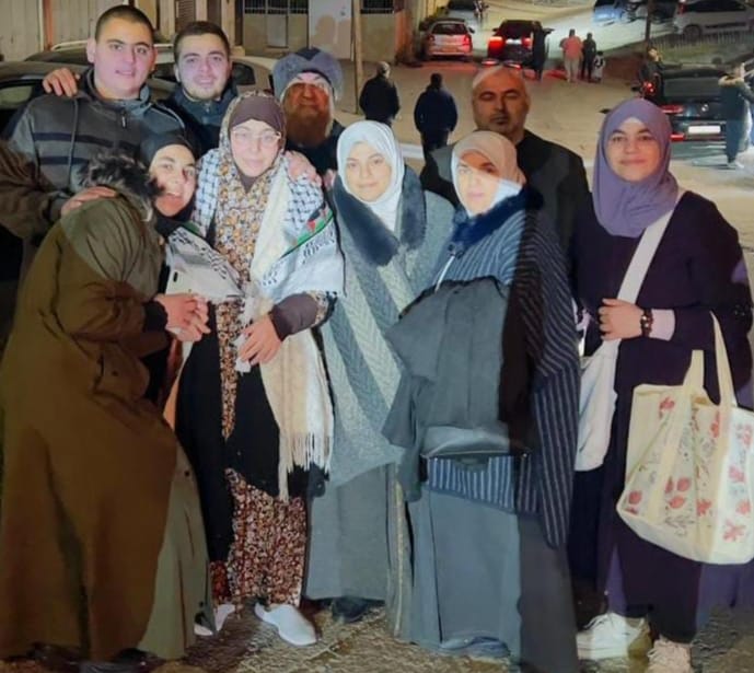 زهرة خدرج برفقة أسرتها بعد التحرر