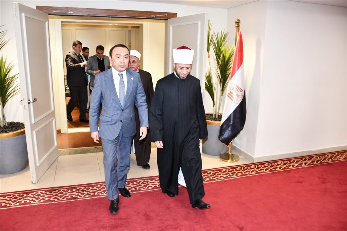 وزير الأوقاف يستقبل سفير كازاخستان لبحث تعزيز التعاون الديني والثقافي بين البلدين