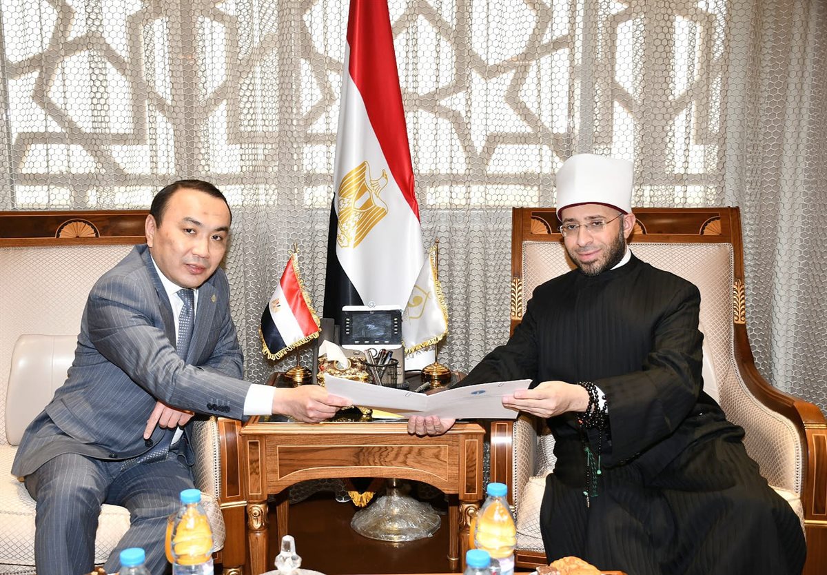 وزير الأوقاف يستقبل سفير كازاخستان لبحث تعزيز التعاون الديني والثقافي بين البلدين