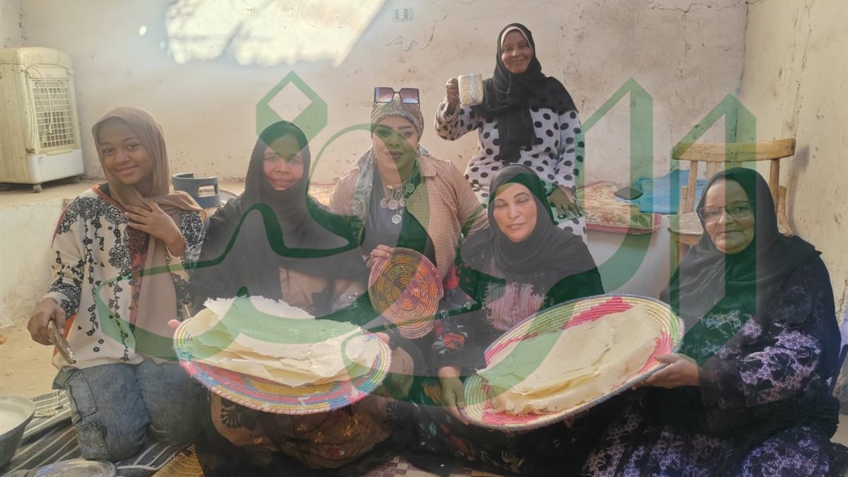 مراسل الوفد مع مجموعة من سيدات النوبه وطريقة عمل الابرية