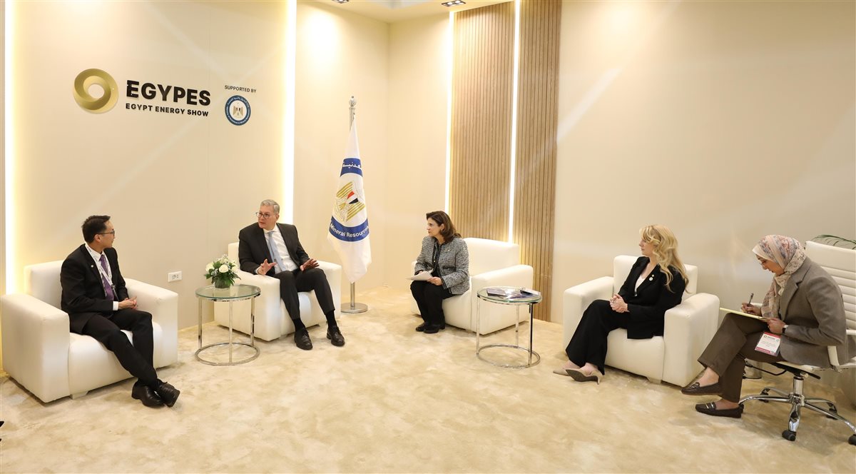 جانب من لقاء وزير البترول والثروة المعدنية وشركة شل العالمية