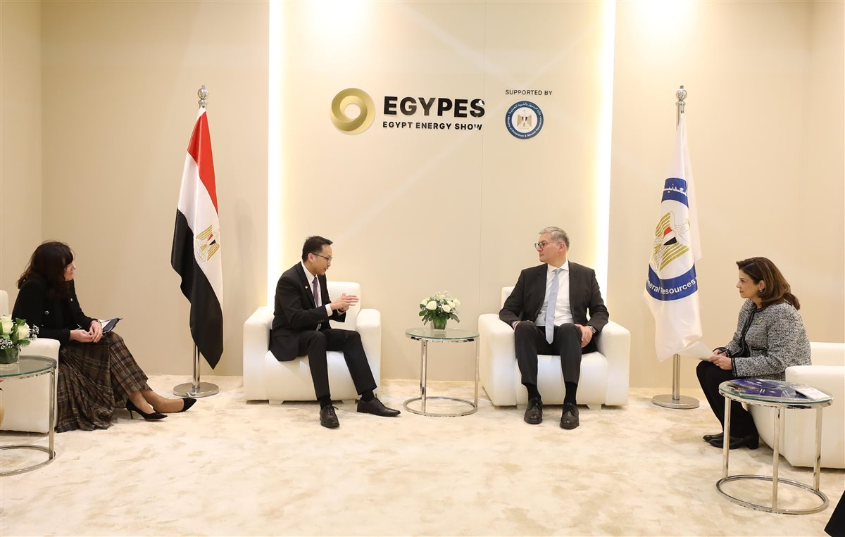 جانب من لقاء وزير البترول والثروة المعدنية وشركة شل العالمية