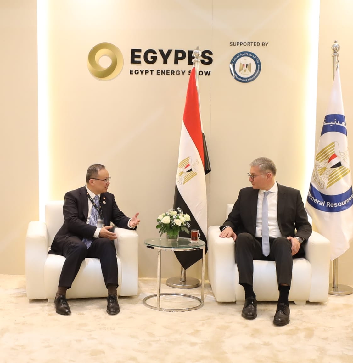 وزير البترول خلال لقاء المجموعة