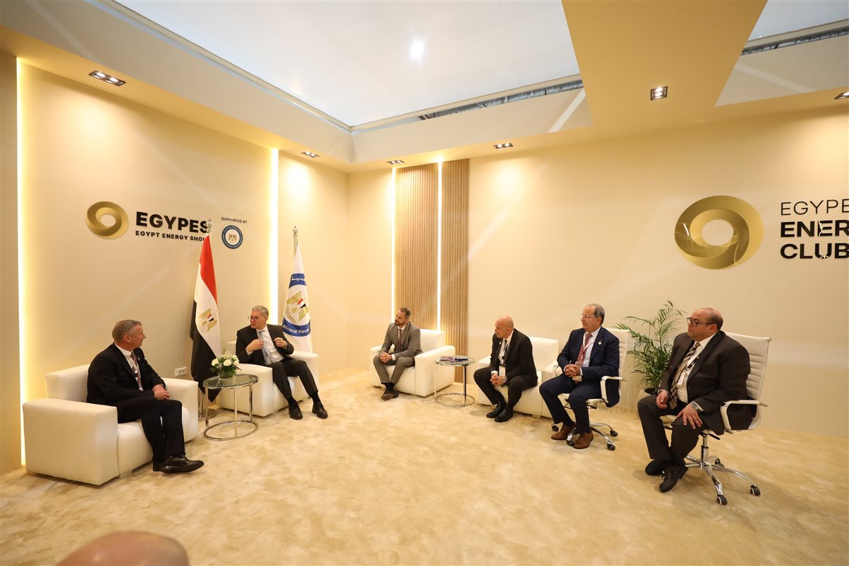 جانب من لقاء وزير البترول ووفد شركة إكسون موبيل العالمية