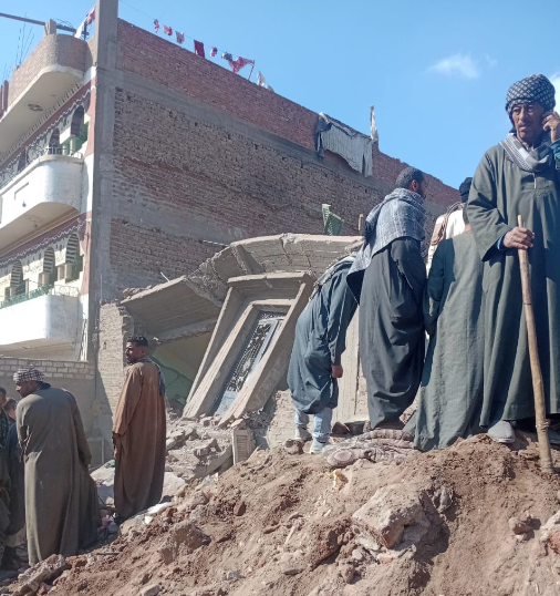 استخراج طفل من أسفل أنقاض منزل أسيوط المنهار ونقلها للمستشفى
