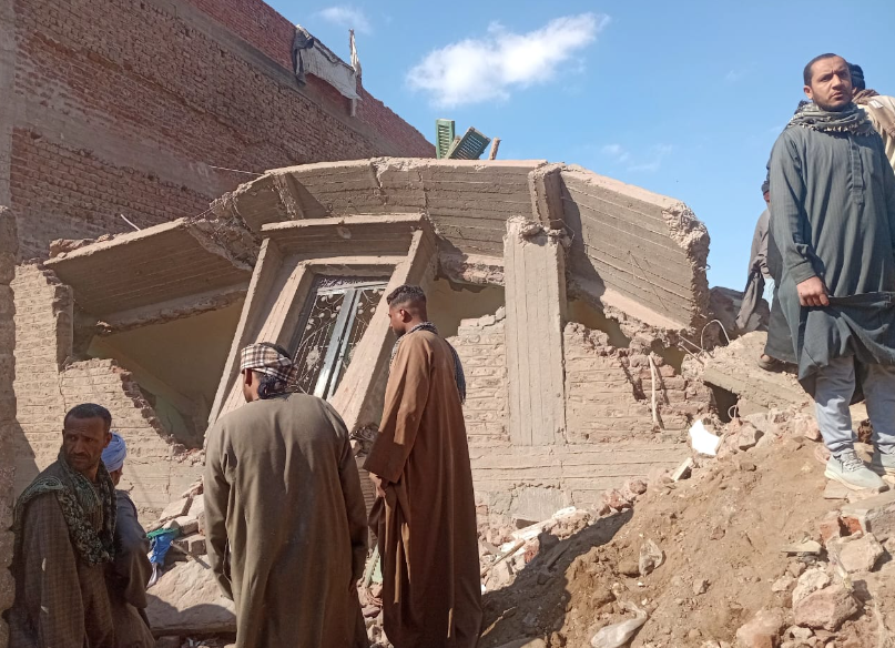 استخراج طفل من أسفل أنقاض منزل أسيوط المنهار ونقلها للمستشفى