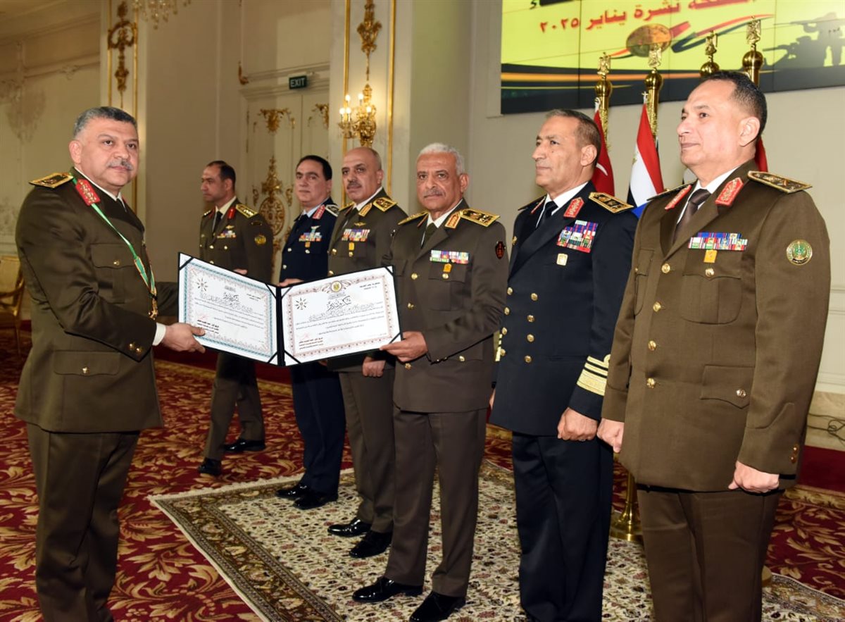 وزير الدفاع والإنتاج الحربى مراسم الإحتفال بتكريم عدد من القادة الذين