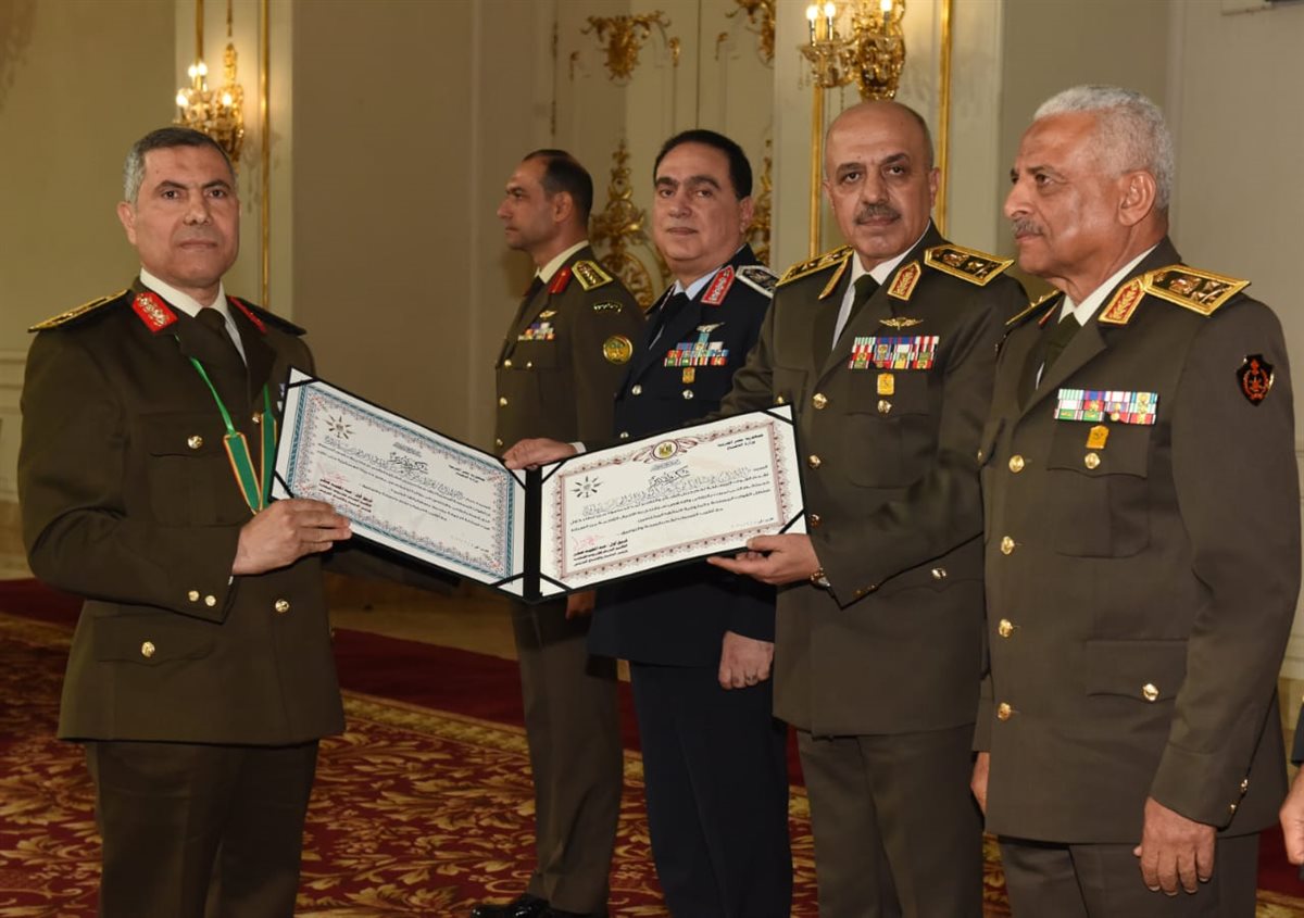 وزير الدفاع والإنتاج الحربى مراسم الإحتفال بتكريم عدد من القادة الذين