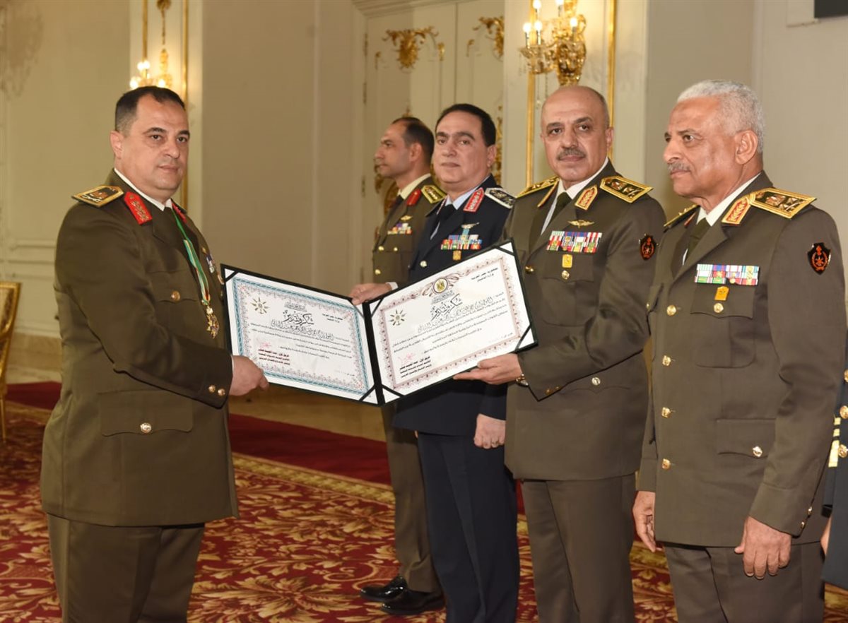 وزير الدفاع والإنتاج الحربى مراسم الإحتفال بتكريم عدد من القادة الذين