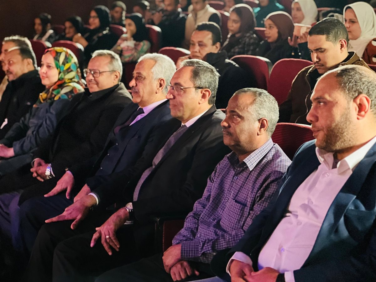 حضور العرض المسرحي 