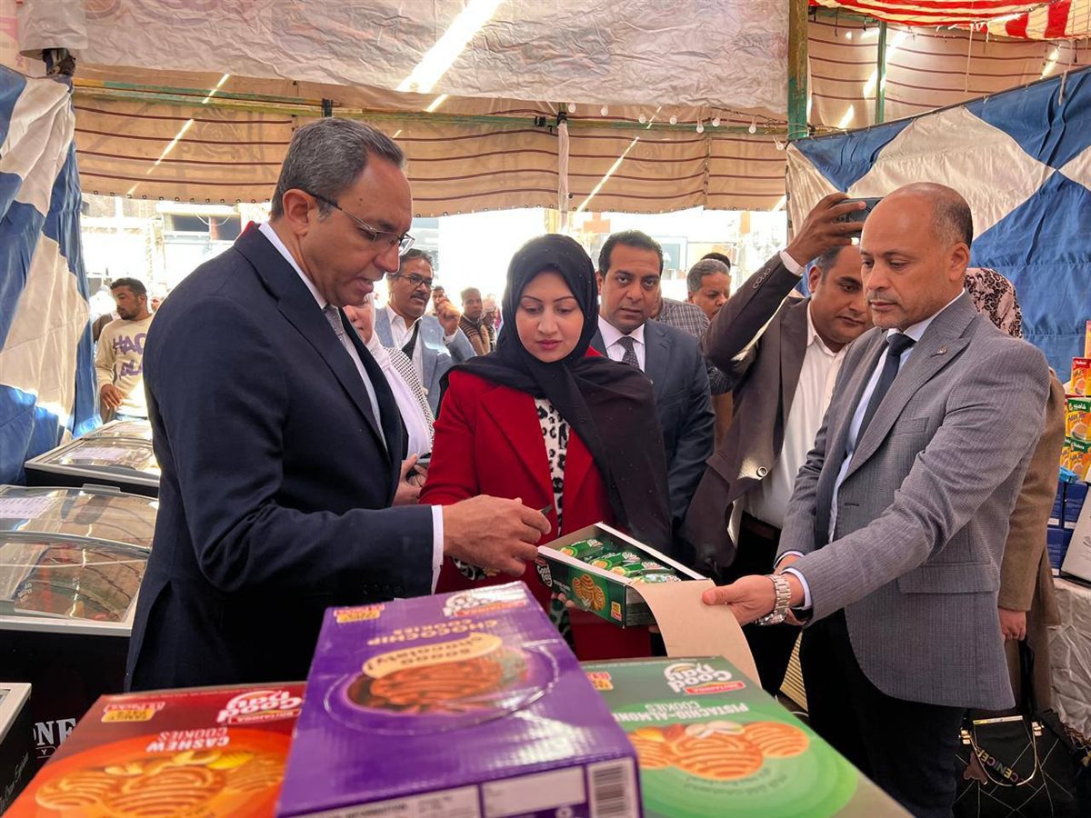 متابعة المحافظ للمعرض