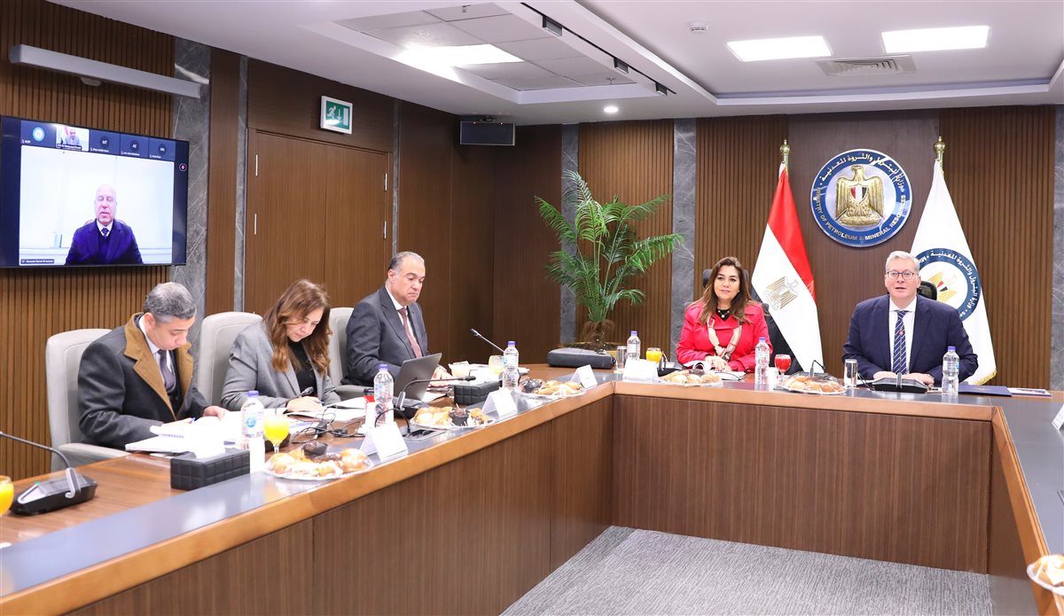 وزير البترول والثروة المعدنية خلال الاجتماع مع وزير الصناعة والكهرباء والتنمية المحلية 