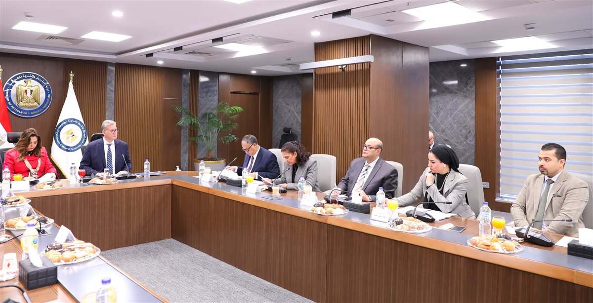 وزير البترول والثروة المعدنية خلال الاجتماع مع وزير الصناعة والكهرباء والتنمية المحلية 