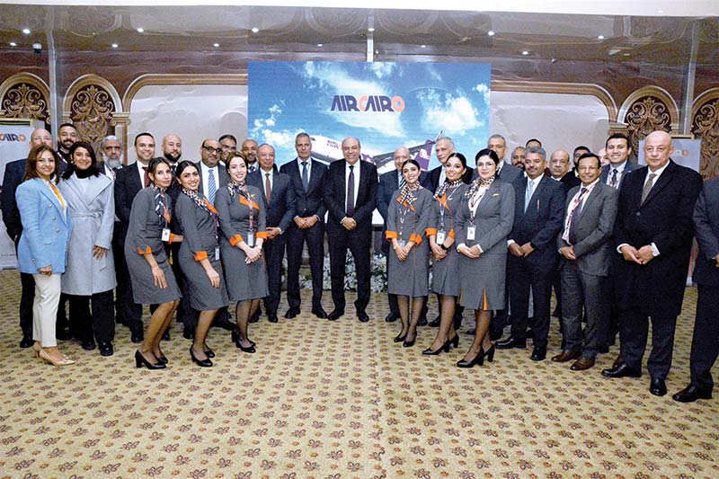 الطيار سامح الحفنى وقيادات الوزارة يشاركون إيركايرو إنجازاتها&nbsp;