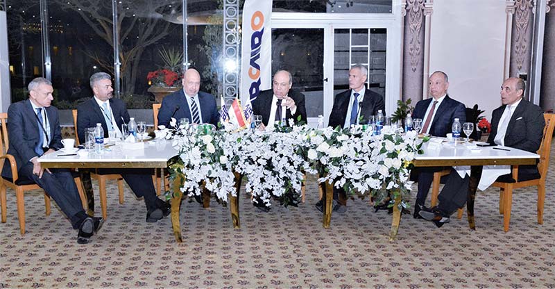 وزير الطيران خلال المؤتمر الصحفى باحتفالية إيركايرو بمكتبها الجديد&nbsp;