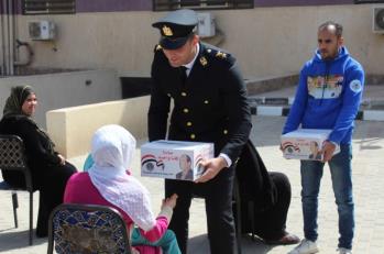 الداخلية توزع عبوات غذائية 