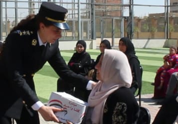 الداخلية توزع عبوات غذائية 