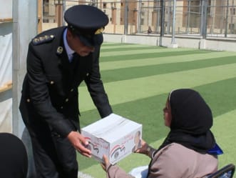 الداخلية توزع عبوات غذائية 