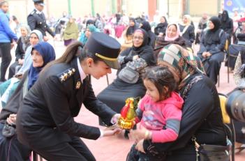 الداخلية توزع عبوات غذائية 