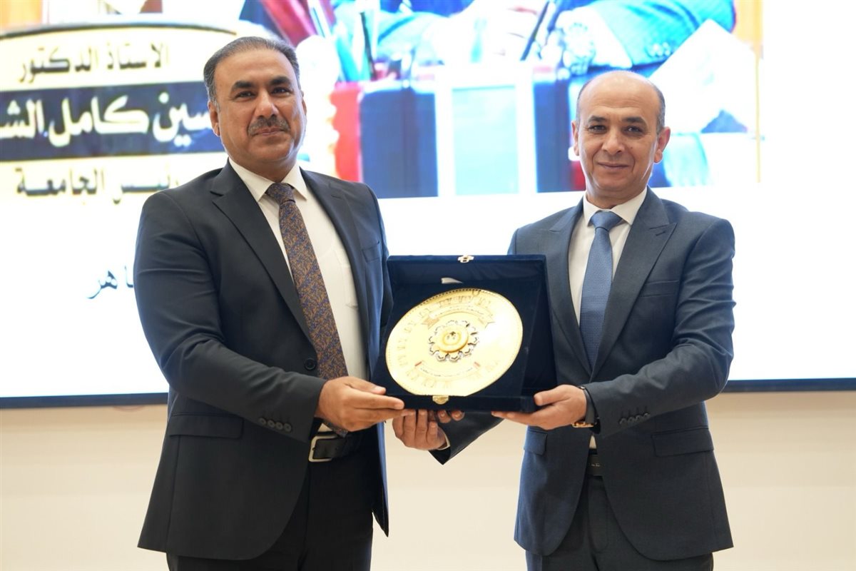 ويتلقى هدية تذكارية خلال المؤتمر