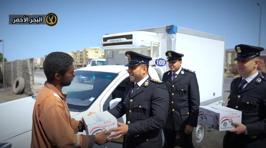 الداخلية تطلق مبادرة مأموري أقسام الشرطة لتوزيع المساعدات العينية بالمجان على الأسر 