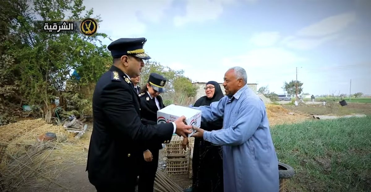 الداخلية تطلق مبادرة مأموري أقسام الشرطة لتوزيع المساعدات العينية بالمجان على الأسر 