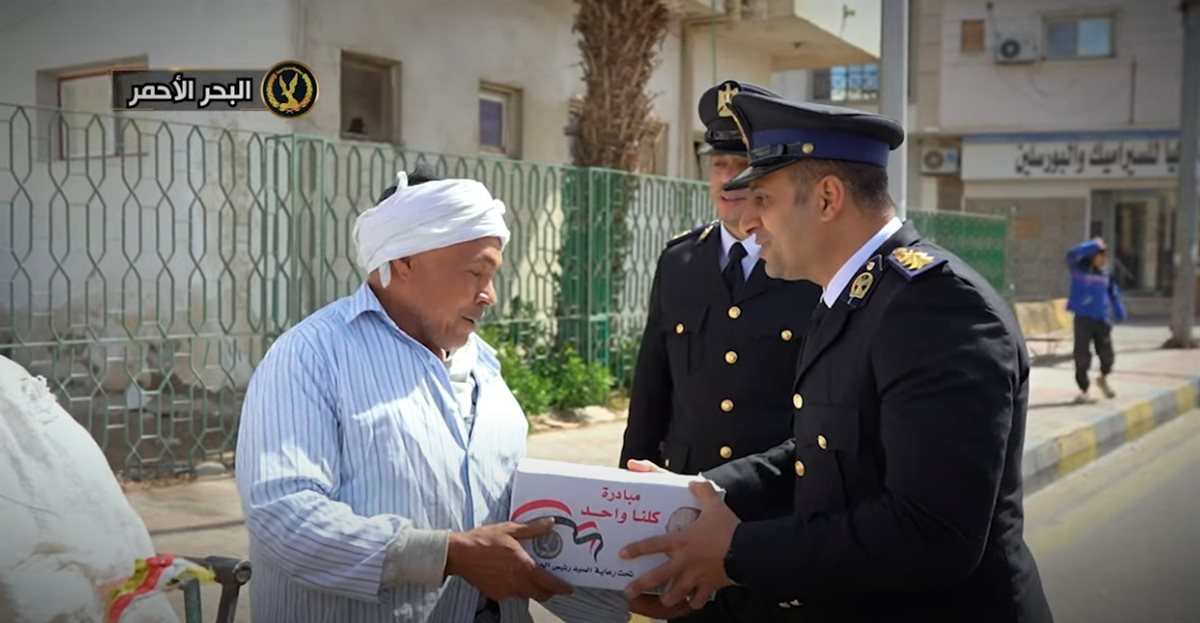الداخلية تطلق مبادرة مأموري أقسام الشرطة لتوزيع المساعدات العينية بالمجان على الأسر 